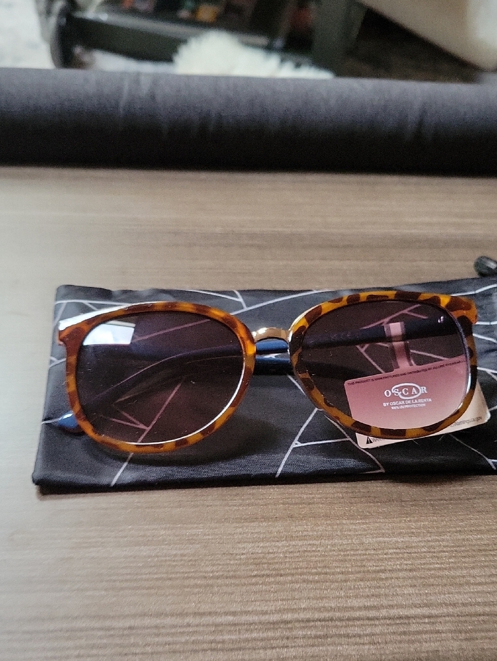 Oscar De La Renta Tortoiseshell Round Sunglasses with Dark Lenses